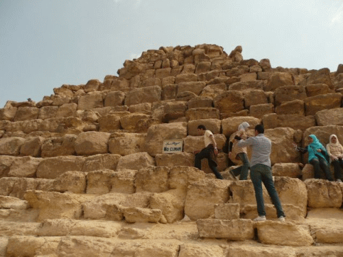 Foto Pyramiden Gizeh: Menschen im Kletterwahn
