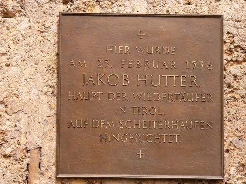 Photo : inscription commmorant la mort de Hutter