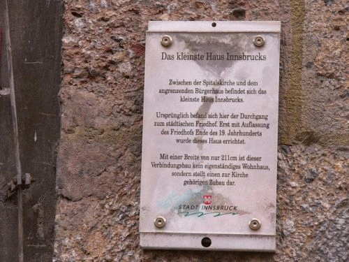 Photo : inscription de la plus petite maison d'Innsbruck