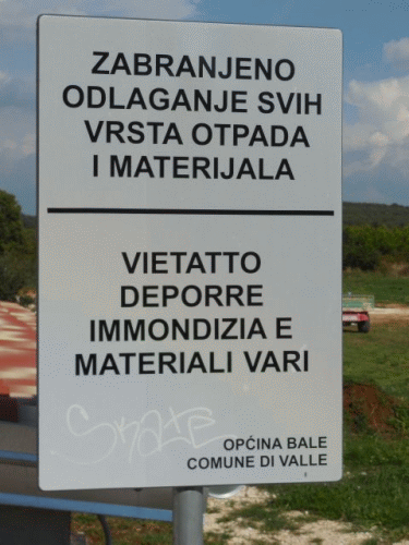 Photo Bale / Valle: Marker forbiding refuse dumping