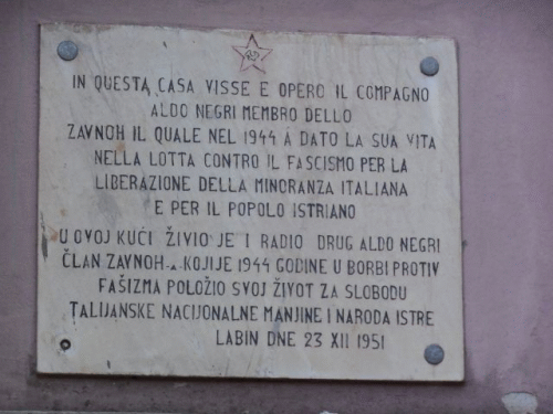 Foto Wohnhaus von Aldo Negri in Labin: Inschrift