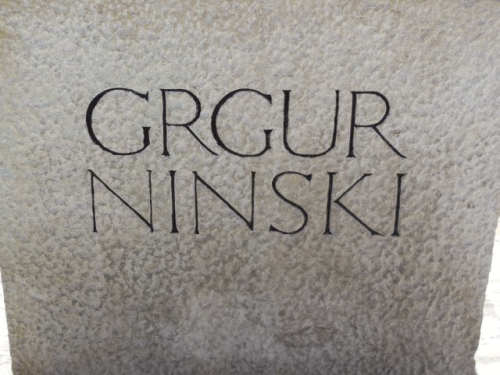 Foto Nin: Inschrift der Statue Gregors von Nin
