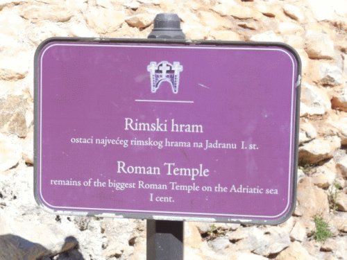 Foto Nin: Inschrift beim rmischen Tempel in Nin