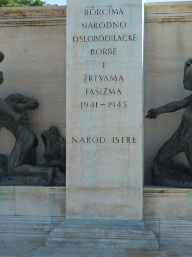 Foto Pula: Inschrift Kriegerdenkmal