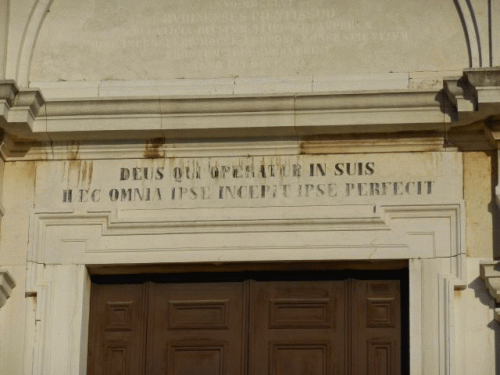 Foto Rovinj: Inschrift ber dem Haupteingang der Kirche S. Eufemia