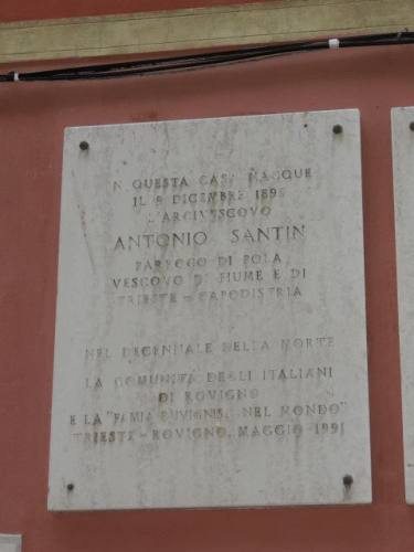 Foto Altstadt Rovinj: Italienische Inschrift Antonio Santin