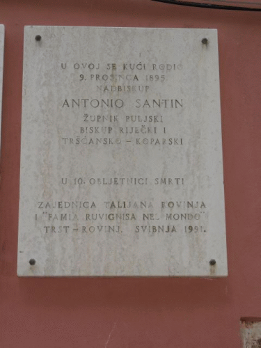 Foto Altstadt Rovinj: Kroatische Inschrift Antonio Santin