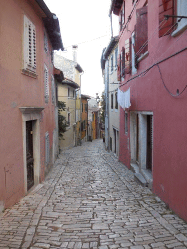 Photo vieille ville de Rovinj: Vue vers le bas de la ruelle
