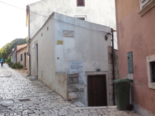 Foto citt vecchia di Rovigno: Vista verso l'alto della viuzza