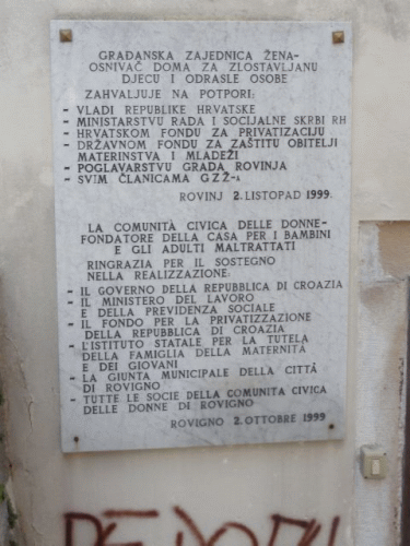 Foto citt vecchia di Rovigno: Seconda iscrizione contro la violenza