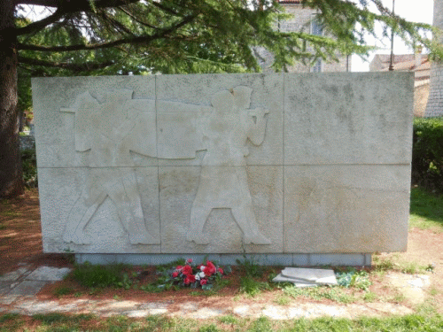 Foto Svetvinčenat: Rckseite des Kriegerdenkmals
