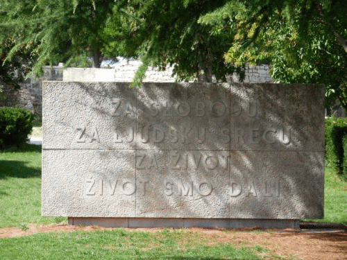Foto Svetvinčenat: Inschrift des Kriegerdenkmals