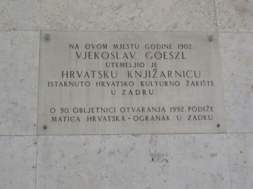 Foto Zadar: Inschrift fr die kroatische Bibliothek
