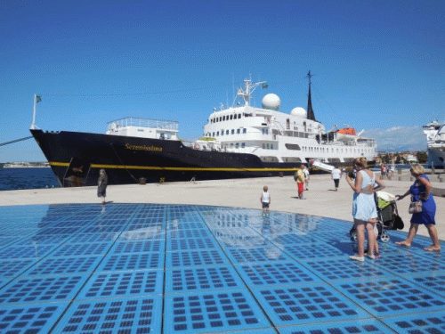 Foto Zadar: Lichtorgel und Schiffsanlegestelle bei der Meeresorgel