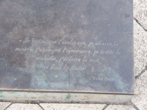 Foto Besanon: Inschrift Victor-Hugo-Denkmal