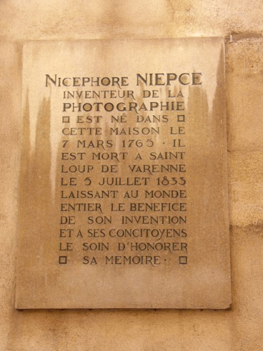 Foto Chalon-sur-Sane: Inschrift am Geburtshaus von Nipce