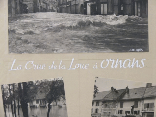 Foto Ornans: Schriftzug auf der Fotosammlung zur berschwemmung