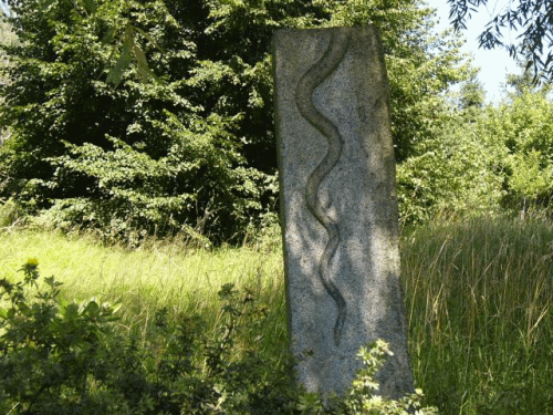 Photo Cunewalde place des Voisins : serpent en pierre