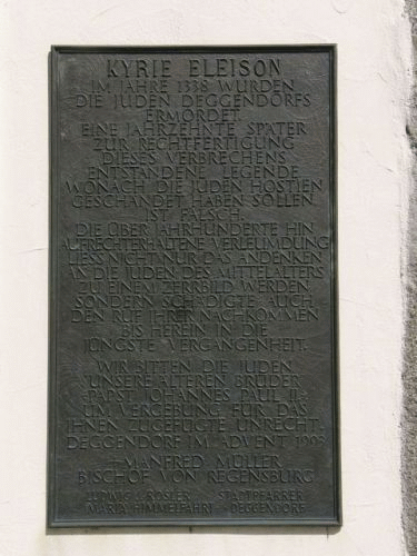 Foto Deggendorf: Inschrift an Grabkirche