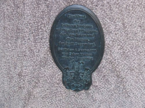 Foto Deggendorf: Inschrift des Sauendenkmals