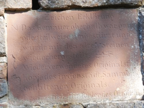 Foto Burg Eberbach: verwitterte Inschrift