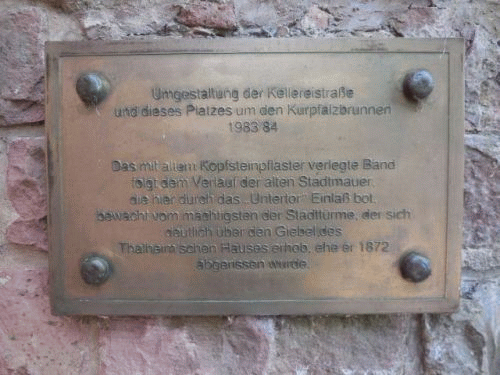 Foto Eberbach: Inschrift beim Kurpfalzbrunnen