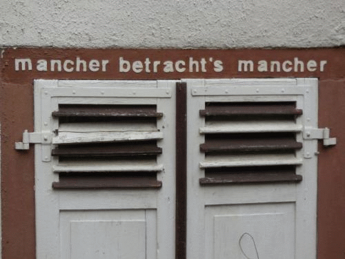 Foto Eberbach: Inschrift Mancher betracht's