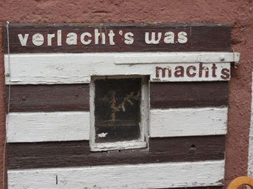 Foto Eberbach: Inschrift Mancher verlacht's
