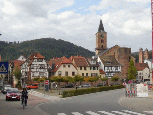 Foto Eberbach: Neuer Markt mit evangelischer Michaelskirche, katholischer Pfarrkirche und Rosenturm