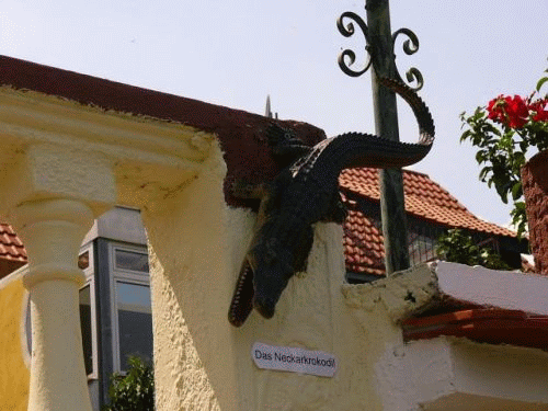 Foto: Krokodilfigur auf Gartenmauer