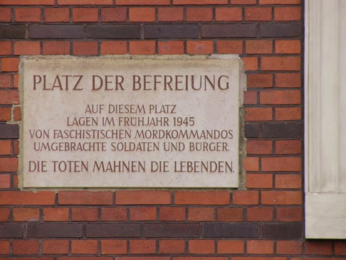 Photo Place de la Libration,  Grlitz : inscription de gauche
