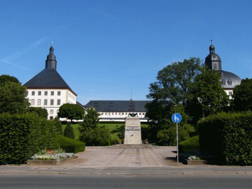 Photo Gotha : château Friedenstein et monument anti-fasciste