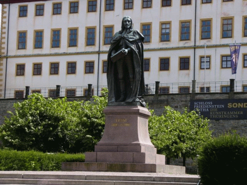 Photo Gotha statue Ernest le Pieux : vue de face
