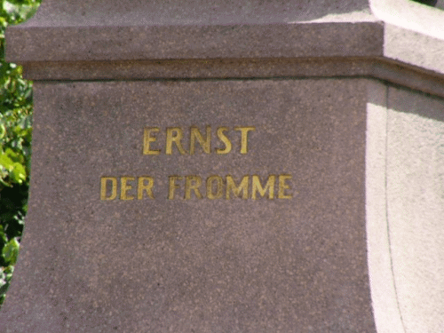 Photo Gotha statue Ernest le Pieux : inscription