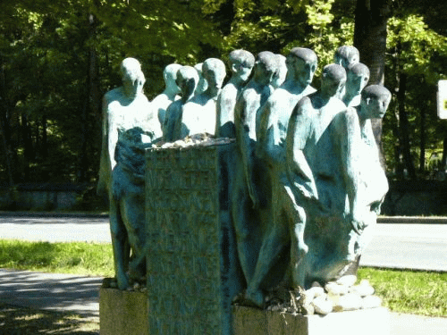 Foto: Grnwald Todesmarschdenkmal Figuren