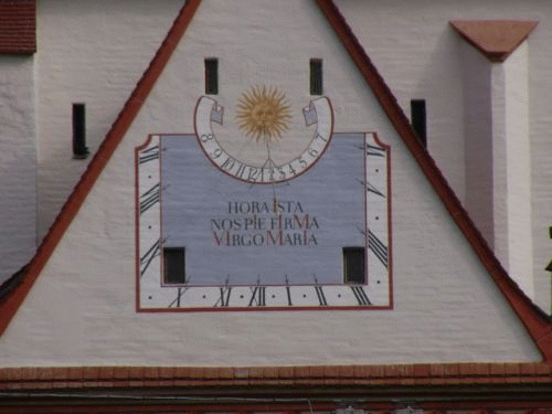 Foto Landsberg am Lech: Inschrift an Stadtkirche: Hora ista ...