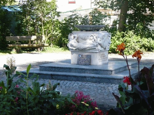 Foto Moosburg Franzosenbrunnen: Gesamtansicht