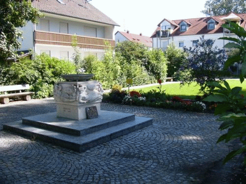 Foto Moosburg Franzosenbrunnen: Gesamtansicht