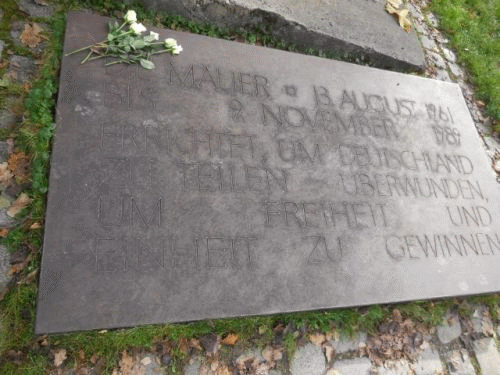 Foto Mnchen: Inschrift am Mauerdenkmal