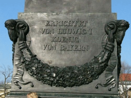 Foto: Mnchen Karolinenplatz sdliche Inschrift