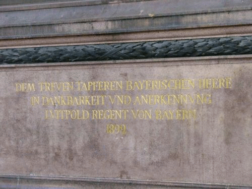 Foto Feldherrnhalle Monaco di Baviera, iscrizione della statua centrale