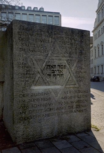 Foto Mnchen Synagoge: Hauptinschrift von links