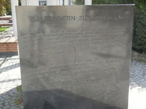 Foto Mnchen Residenzgarten: Gedenkstein Weie Rose vorn