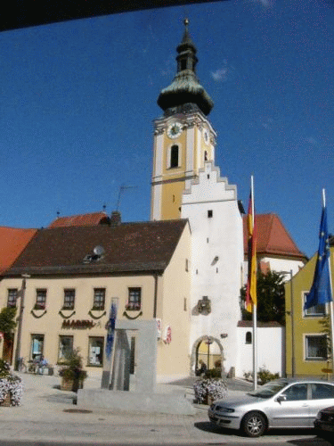 Foto Nittenau: Kirchturm, Storchenturm und moderner Stadtbrunnen