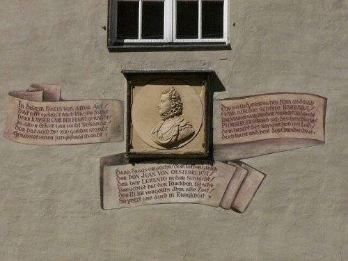 Foto Regensburg: Inschrift am Goldenen Kreuz