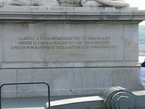 Foto Budapest: Inschrift zum Wiederaufbau der Kettenbrcke im 3-Jahres-Plan