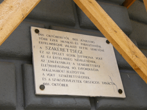Foto Budapest: Inschrift zur Fachabitureinfuehrung