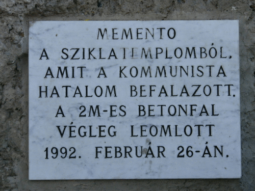 Foto Budapest: Inschrift vor der Felsenkirche
