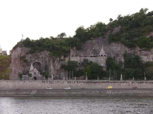 Foto Budapest: Felsmassiv der Felsenkirche, von Pest aus gesehen