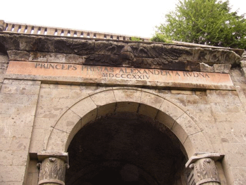 Foto Esztergom: Inschrift ber dem Dunklen Tor